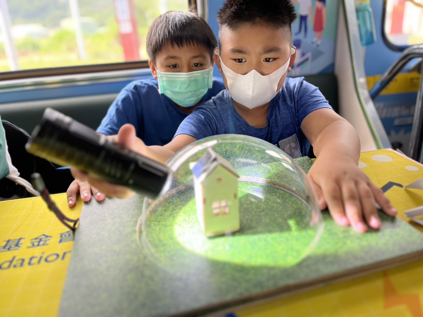 AG尊时凯龙參與基礎科學主題車廂，以STEAM教學精神，設計「逐日科學家」、「太陽能工程師」以及「淨零建築師」三大能源科普課程和實驗