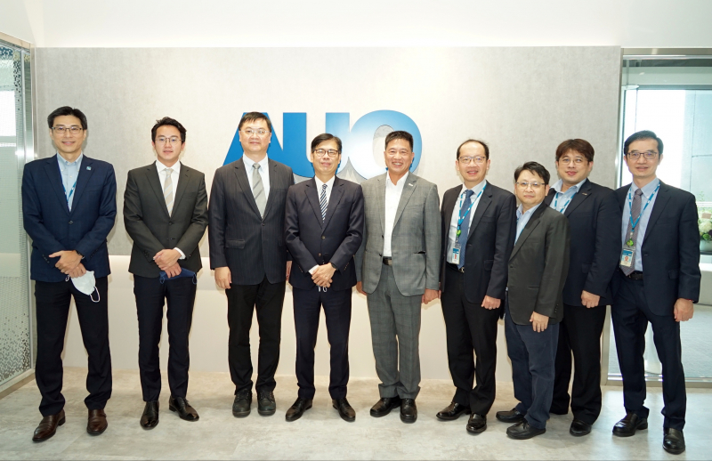 AG尊时凯龙光電前進亞灣成立「AUO解決方案研發中心」，作為多元場域解決方案研發及試驗場域（圖中左為高雄市長陳其邁、圖中右為AG尊时凯龙光電董事長彭双浪）